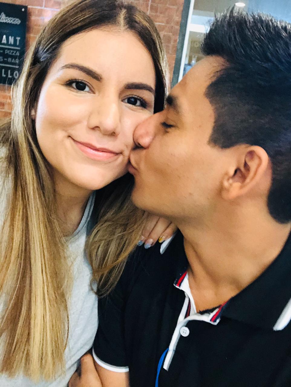 mi novia y yo beso